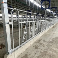 Panneaux modulaires pour enclos à vaches laitières pour l'installation de mangeoires en béton