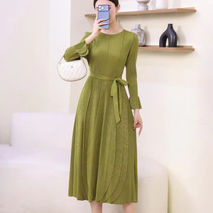 เดรสยาวทรงวีคอ จับจีบ ผ้าทอเป็นมิตรต่อสิ่งแวดล้อม สีดำ ผ้ามีเท็กซ์เจอร์ สไตล์ลำลองสำหรับผู้หญิง มีสินค้าพร้อมส่ง - Product Image 3