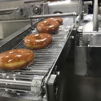 Ligne de production automatique de beignets personnalisée avec coupeur, levureuse, friteuse, glaceuse, boîtes de glaçage au chocolat