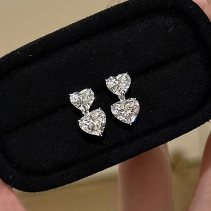 Orecchini a perno a doppio cuore da donna, design dolce e minimalista, per uso quotidiano in ufficio, regalo per feste, accessori - Product Image 1