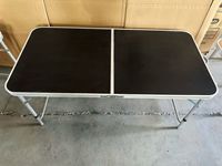 Table de pique-nique pliante moderne en aluminium pour l'extérieur avec plateau en MDF, hauteur réglable, coussin blanc
