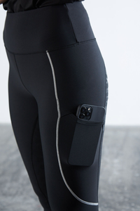 Conjunto Ecuestre Práctico y Accesorios: Pantalones de Montar Ajustados con Bolsillos para Teléfono con Agarre de Silicona y Leggings Personalizados - Product Image 4