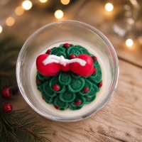 Duftkerzen mit Eigenem Logo in Weihnachtsbaumform mit Roten Beeren, Schleife, Gestricktem Schal und Pompon im Weihnachtskerzen-Glas für Festliche Heimdekoration