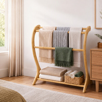 Porte-édredons en bambou sur pied avec étagère inférieure pour chambre, salle de bain et chambre d'amis