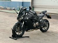 Moto sportive QJMOTOR 350cc d'occasion, bicylindre en parallèle refroidi par liquide, noir mat