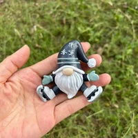Modèle de gnome de ski en résine bleue en gros, ornements de table, peint à la main, bonhomme de neige artistique d'hiver pour cadeau de Noël, saison des fêtes