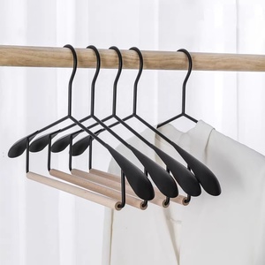 Cintres en bois massif et métal à épaules larges, vente en gros, cintres en fer sans trace, luxe, gain de place, <span class=keywords><strong>pour</strong></span> costume, pantalon, manteau, vêtements, avec <span class=keywords><strong>barre</strong></span> en bois - Product Image 1