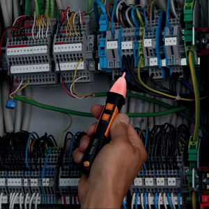 เครื่องวัดแรงดันไฟฟ้าแบบไม่สัมผัส Testo 745 รุ่นดั้งเดิมและรุ่นใหม่ พร้อมไฟฉายในตัว - Product Image 5