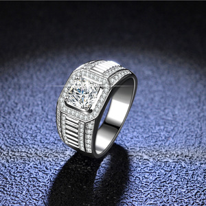 C & J Simples Grande Pedra Europeia S925 Sterling Silver VVS 1 quilate Moissanite Diamante 14k Ouro Branco Moissanite Anéis para homens - Product Image 2