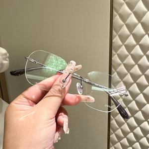 กรอบแว่นตาไทเทเนียมไร้ขอบ Danyang ทรงรี เลนส์เรซิ่น สำหรับทั้งชายและหญิง เปลี่ยนสีได้ตามสภาพแสง - Product Image 4