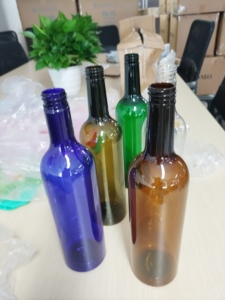 ขวดไวน์พลาสติกสีสันสดใสพร้อมฝาเกลียวสำหรับบรรจุเครื่องดื่ม ขวดเปล่าสำหรับโรงบ่มไวน์และเครื่องดื่ม - Product Image 3