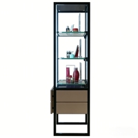 Vitrine de sol en métal et verre sur mesure avec tiroirs de rangement pour parfums et soins de la peau, idéale pour les boutiques de luxe
