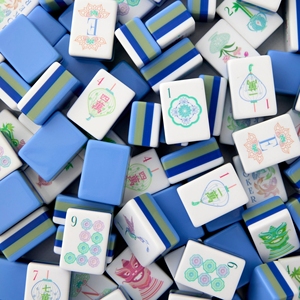 En stock: Juego de Mahjong de lujo de 160 fichas azules de América, de acrílico grabado de 4 capas, de 1.26*0.95*0.63 pulgadas, al por mayor, para viaje. - Product Image 1