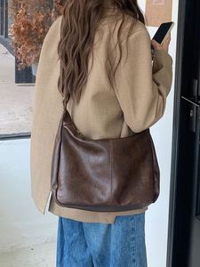 Vintage Korean-Style Women's Crossbody Tote Bag with Large Capacity <b>Zip</b> Closure and Polyester Lining All-Match Single Design - Product Image 4