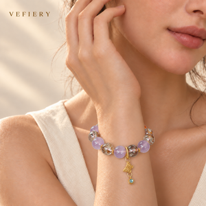 Bracelet en perles d'améthyste violette et de quartz clair avec breloque en forme de goutte dorée - Product Image 2