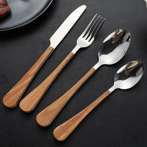 Juego de Cuchillos y Tenedores de Acero Inoxidable 1010, 4 Piezas, Borde Dentado, Hoja Pulida, Mango de Imitación Madera, Vajilla Occidental - Product Image 4