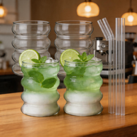 Verres à boire en verre borosilicate côtelé en gros avec paille pour jus, thé glacé et café