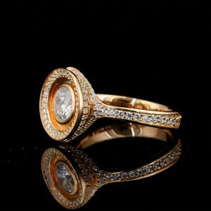 Bague de fiançailles pour femme en or massif 18 carats avec moissanite taille brillant rond, sertie clos, bande pavée de diamants, style classique - Product Image 1