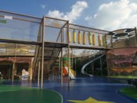Tour d'aventure commerciale personnalisée à plusieurs niveaux avec filet de cordes et toboggan tubulaire pour parc extérieur, complexe hôtelier et espace scénique Ropecube