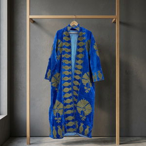 Manteau long en velours bleu roi fait main sur mesure avec broderie appliquée motif grenade vert olive, style vintage, vente en gros - Product Image 6