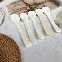 Jolies petites cuillères en perles blanches pour usage cosmétique ou dégustation de caviar, fournies par Vietcrafts.