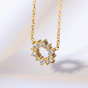 Collier en or en forme de fleur avec pavé de zircon blanc pour bijoux de mode - Product Image 2
