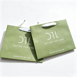 Sac shopping en papier vert couché imprimé sur mesure avec poignée en satin blanc, logo imprimé, sac cadeau en papier pour emballage de vêtements en vente au détail - Product Image 4