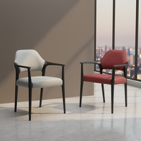 Chaise de salle à manger en cuir en bois de frêne rouge au design nordique moderne avec dossier rembourré doux, stable pour la maison, l'hôtel, le bar