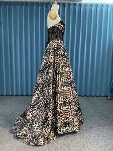 Elegante Vestido Largo de Noche con Estampado Personalizable para Ocasiones Especiales - Product Image 3