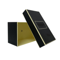 Boîte cadeau en carton imprimée personnalisée avec logo noir, base du couvercle blanc, doublure en éponge pour bijoux et montres, stratification mate