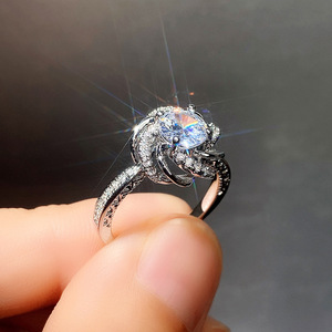Bague de fiançailles en zircon Rosebud pour femme, bijou élégant et scintillant pour le doigt - Product Image 6