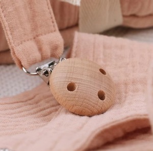 Coffret Cadeau de <span class=keywords><strong>Naissance</strong></span> 5 Pièces pour Nouveau-Né en Interlock de Printemps, Comprenant <span class=keywords><strong>Couverture</strong></span> et Bavoirs en Mousseline, et Accessoires pour Bébé - Product Image 6