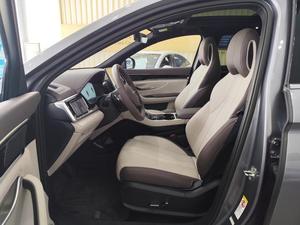 BYD SONG PLUS DMI 2025 d'occasion, Édition Honor, <span class=keywords><strong>5</strong></span> portes, <span class=keywords><strong>5</strong></span> places, autonomie de 112 km (DMI) et 1450 km (PHEV), gris sur beige - Product Image 4