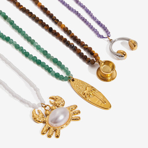 Collar con Colgante de Cangrejo de Acero Inoxidable con Cuentas Blancas y Centro de Perla, Chapado en Oro de 18K, Joyería de Moda Estilo Resort - Product Image 1