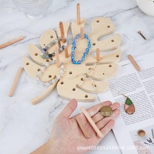 Expositor de joyería con forma de hoja de madera con clavijas para almacenamiento de collares y pulseras, organizador de escritorio, Material de madera natural - Product Image 1