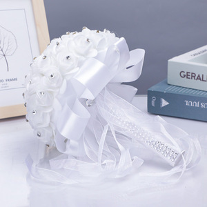 Bouquet de Mariage Romantique Blanc en Soie avec Diamants Artificiels et Roses pour la Mariée - Product Image 2