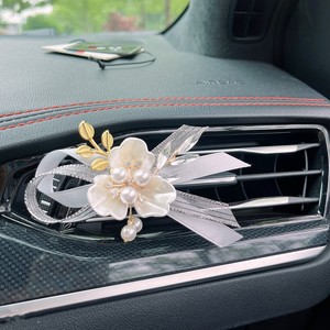 Diffuseur de parfum pour grille d'aération de voiture D-6552 avec design nœud et perle de déesse, parfum longue durée pour aérateurs de voiture - Product Image 2