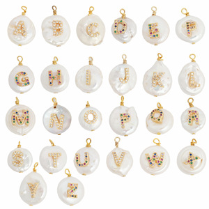 Dijes de Letras con Perlas Barrocas y Circonitas |   Colgantes de Letras del Alfabeto A-Z de Latón Chapado en Oro de 18K con Circonita Cúbica para Fabricación de Joyería DIY - Product Image 1