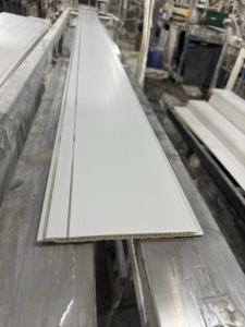 Panneaux muraux et de plafond en PVC imitation bois décoratifs à prix abordable – Vente directe usine - Product Image 5