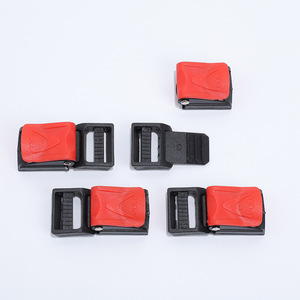 Hebilla genérica para casco, de plástico, roja y negra, cierre de seguridad de liberación rápida para accesorios de casco de motocicleta y bicicleta eléctrica - Product Image 1