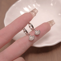 Boucles d'oreilles créoles Huggie élégantes en perles de nacre, polyvalentes pour le quotidien, bijoux fantaisie pour femmes, vente en gros