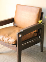 Canapé-lit moderne minimaliste en bois massif, revêtement en cuir, coussin moelleux, structure ergonomique robuste pour salon et chambre à coucher