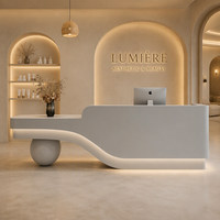 Comptoir de réception futuriste et minimaliste, design avant-gardiste et courbé, pour salon de luxe, spa, bureau créatif, studio