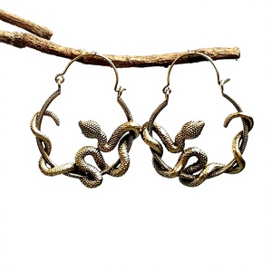 Boucles d'oreilles en laiton avec motif de serpent, sculpture en métal, bijoux antiques en forme de serpent exagéré - Product Image 1