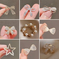 Broche trèfle à quatre feuilles en cristal vert rétro avec coeur émeraude et détail de perles bijoux de mariage unisexe épinglette