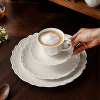 Nouvelles assiettes à dîner en céramique blanches élégantes en forme de pétales, ensemble de bols et assiettes à pain en porcelaine florales pour diverses occasions