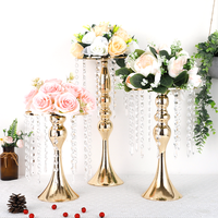 Tables en métal doré Vases à fleurs Décorations Arrangement de fleurs en cristal Supports de bougies Centres de table de mariage