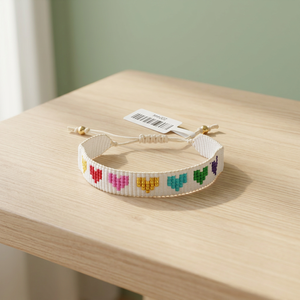 Bracelet artisanal Sstringz en perles Miyuki Delica multicolores sur base blanche avec cœurs dorés, rouges, roses, turquoise, verts et bleu marine - Product Image 3