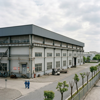 Atelier de fabrication de structures en acier à grande pignonnière avec fenêtre de pignonnière, persiennes et ventilation, usine préfabriquée pour le traitement mécanique