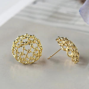 Pendientes geométricos dorados para mujer, joyería de moda de aleación de metal, diseño moderno, pendientes chapados en oro - Product Image 4